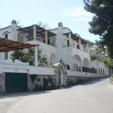 House On The Curve, Capri *